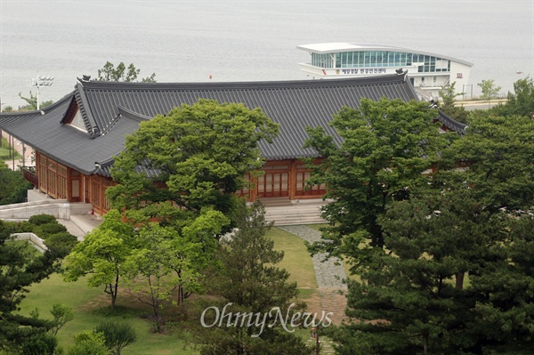 국회 의원동산에 위치한 '사랑재'는 외빈 접견과 국회의원 의정활동 지원 등을 목적으로 지난 2009년 건립을 시작해 지난 2011년 5월 준공됐다.