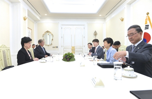 박근혜 대통령이 19일 오후 청와대에서 마거릿 찬 세계보건기구(WHO) 사무총장을 접견하고 있다.