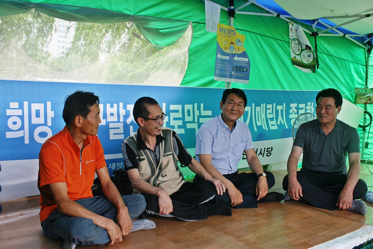 6월 24일 오후2시, 기자가 찾아간 검암역 천막농성장 모습(왼쪽에서 세번쨰가 김교흥 위원장)
