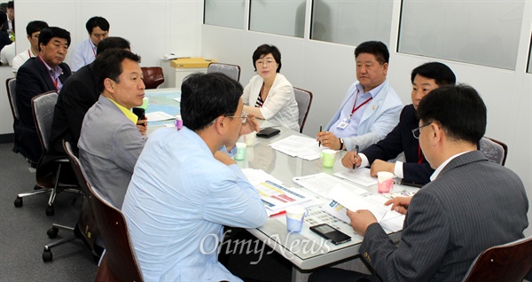 경기도의회 의원들이 국토교통부 공무원들과 대화를 하고 있다. 
