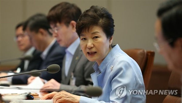 박근혜 대통령이 15일 청와대에서 열린 수석보좌관회의를 주재하고 있다. 