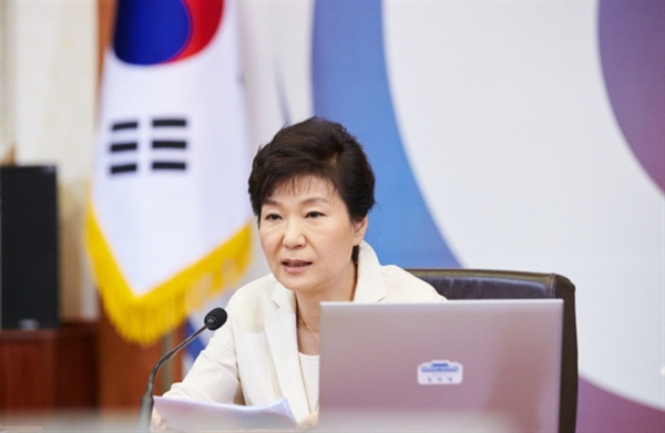 박근혜 대통령이 25일 오전 청와대에서 열린 제26회 국무회의에 참석하고 있다.