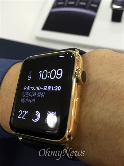 26일 서울 명동 프리스비 매장에서 착용해본 애플워치 에디션. 18K 골드를 사용한 제품으로 가격이 1900만 원에 이른다.