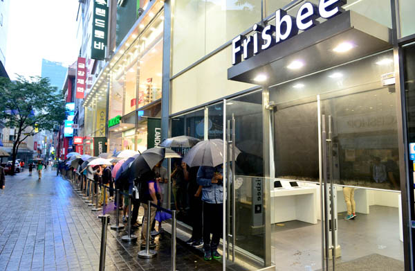 애플워치가 국내에 처음 출시된 26일 아침 서울 명동 프리스비 매장 앞에서 고객들이 줄서 기다리고 있다. 