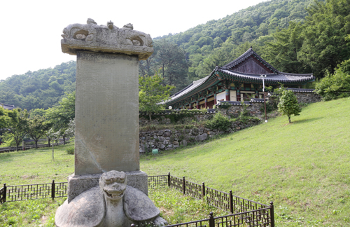 보조선사 창성탑비. 거북받침돌 위에 비몸을 세우고 머릿돌을 얹었다. 보물로 지정돼 있다.
