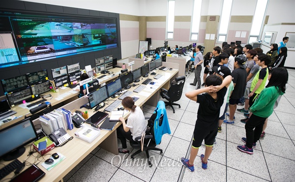 5월 26일 경기도 오산시에 있는 CCTV 통합관제센터 'U-City 센터'에서 운영하는 시민참여학교에 원일초등학교 6학년 학생들이 견학을 하고 있다. 