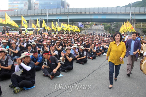  전국금속노동조합 경남지부 삼성테크윈지회는 26일 오후 삼성테크윈 창원2사업장 정문 앞에서 "해고살인철회, 주권사수, 삼성테크윈 노동자 결사투쟁 선포식"을 열었는데, 정의당 심상정 의원이 들어오자 조합원들이 박수를 치고 있다.