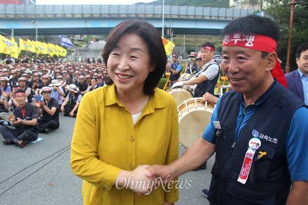  전국금속노동조합 경남지부 삼성테크윈지회는 26일 오후 삼성테크윈 창원2사업장 정문 앞에서 "해고살인철회, 주권사수, 삼성테크윈 노동자 결사투쟁 선포식"을 열었는데, 정의당 심상정 의원이 참석해 신천섭 경남지부장과 인사를 나누고 있다.