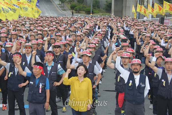  전국금속노동조합 경남지부 삼성테크윈지회는 26일 오후 삼성테크윈 창원2사업장 정문 앞에서 "해고살인철회, 주권사수, 삼성테크윈 노동자 결사투쟁 선포식"을 열었다.