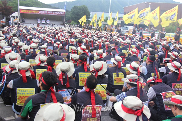  전국금속노동조합 경남지부 삼성테크윈지회는 26일 오후 삼성테크윈 창원2사업장 정문 앞에서 "해고살인철회, 주권사수, 삼성테크윈 노동자 결사투쟁 선포식"을 열었는데, 윤종균 지회장과 한창길 수석부지회장, 정현수 사무장이 삭발식을 했다.