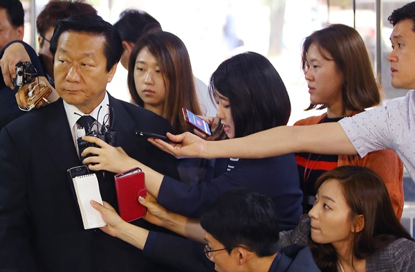 해상작전헬기 '와일드캣' 도입 비리와 관련해 제작사에서 거액의 금품을 챙긴 혐의를 받고 있는 김양 전 국가보훈처장이 지난 26일 오전 영장실질심사를 받기 위해 서울 서초구 서울중앙지법에 출석, 기자들의 질문을 외면하고 있다.