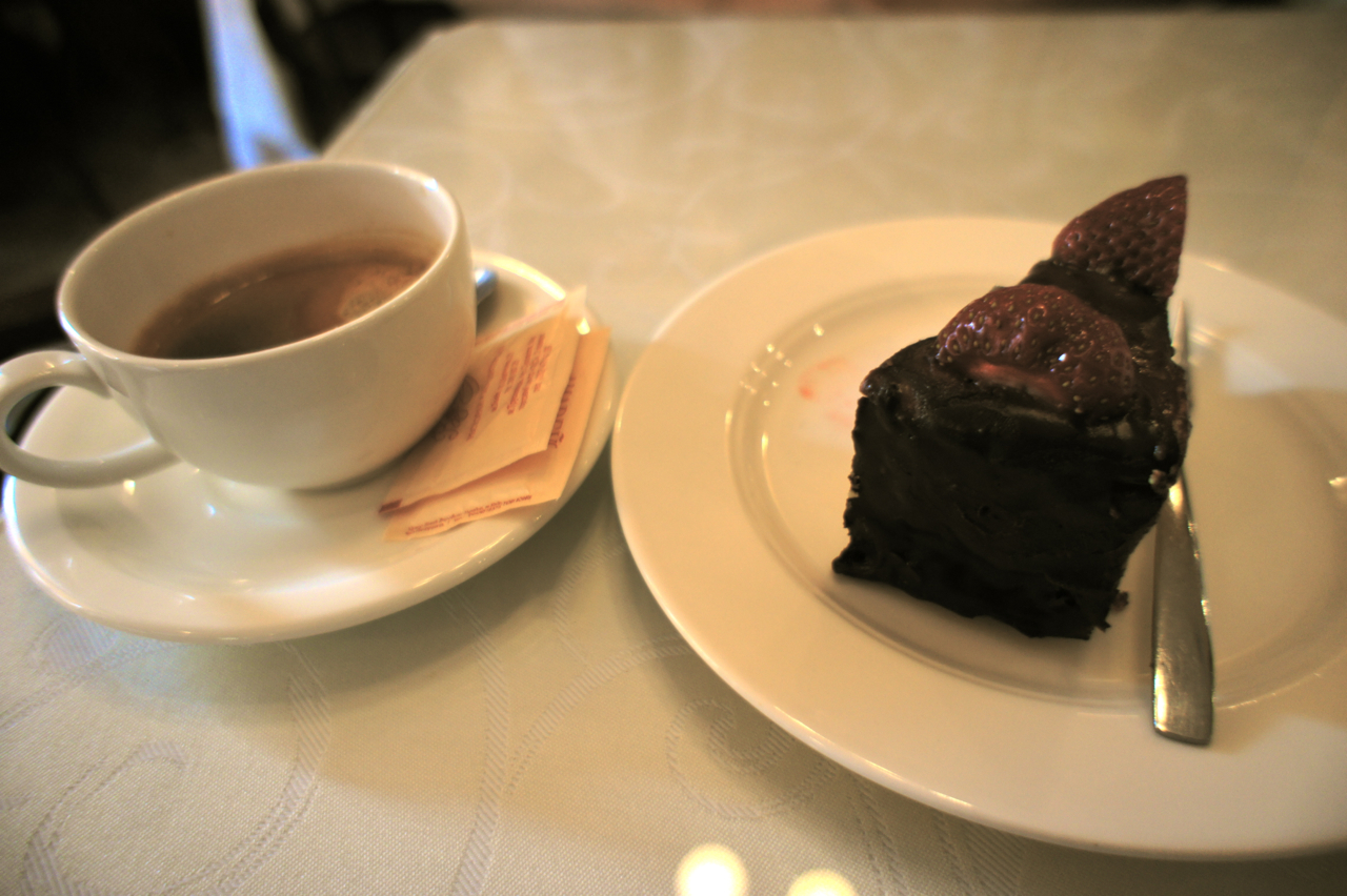 리비우에는 오래전부터 카페 문화가 발달했다. 커피와 함께한 생에 최고의 치즈케이크. 