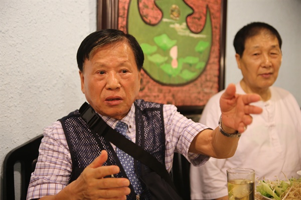 베트남 교민 1세대로 한인사회의 산증인인 아순흥(78) 전 교민회장(왼쪽)과 안병찬(78) 전 사이공특파원.
