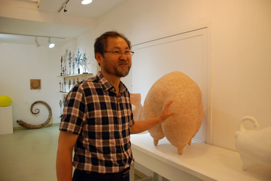 고승현 운영위원장이 연미산자연미술공원 금강국제자연미술센터에서 작품을 설명하고 있다.  