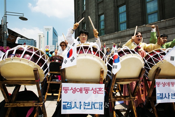지난해 6월 28일 오후 서울광장에서 퀴어문화축제 열리자 이를 반대하는 집회참가자들이 북을 치며 공연을 하고 있다. 