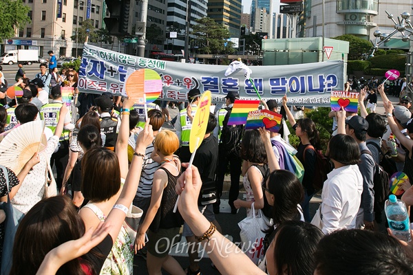 퀴어문화축제가 열린 28일 서울광장을 출발해 을지로 일대에서 축제 참가자들이 퍼레이드를 하고 있다.