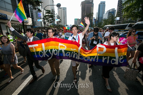 퀴어문화축제가 열린 지난 2015년 6월 28일, 서울광장을 출발해 을지로 일대에서 축제 참가자들이 퍼레이드를 하고 있다.