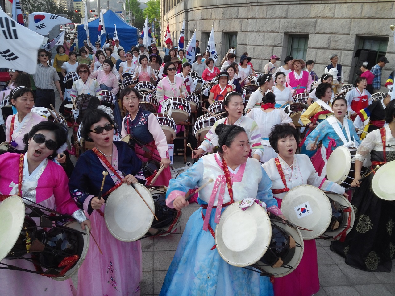 퀴어 축제 반대 집회 참가자들이 난타 공연을 하고 있다.