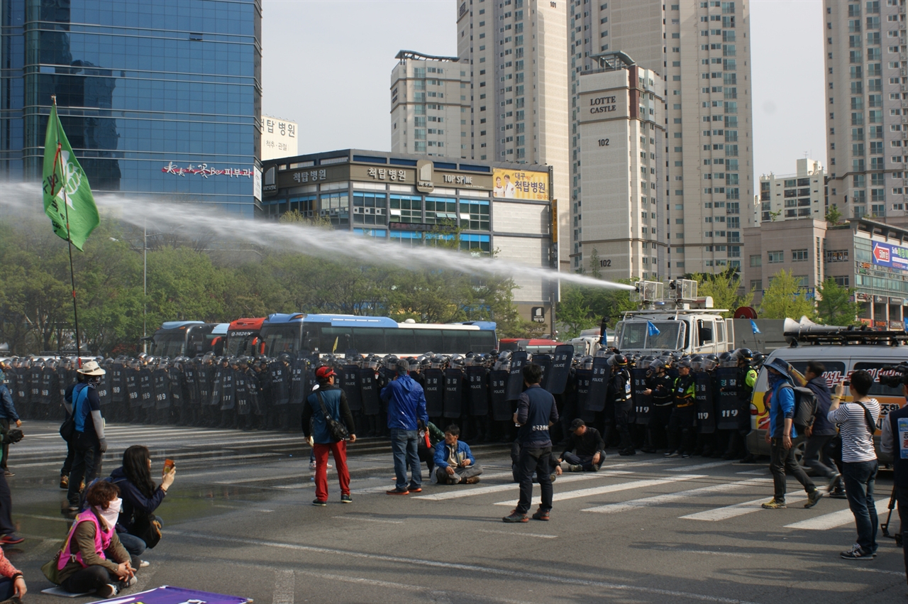 4.24 총파업 당시 시위대를 향해 물대포를 쏘는 모습