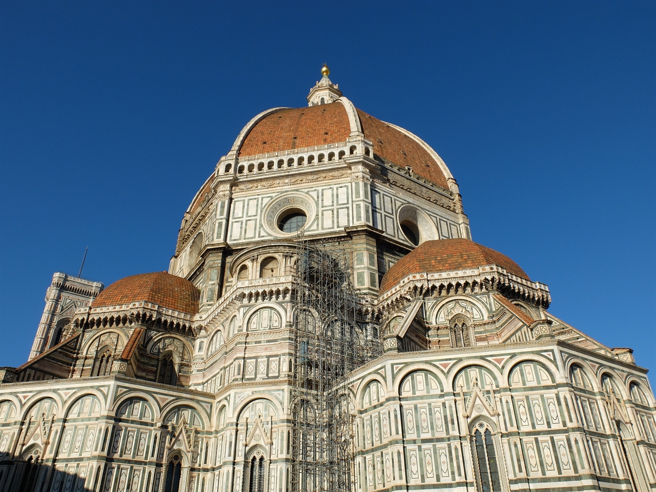 피렌체의 두오모(대성당), '산타 마리아 델 피오레 성당'의 쿠폴라. 브루넬레스키가 건축한 르네상스의 위대한 상징물입니다. 