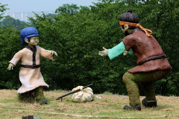  동북아국제전쟁 때의 왜성을 복원한 사천 선진리성에는 생뚱맞게도 고려 시대 사천으로 귀양 온 아버지 왕욱을 만나는 현종의 모습을 재현한 조형물이 나온다.
