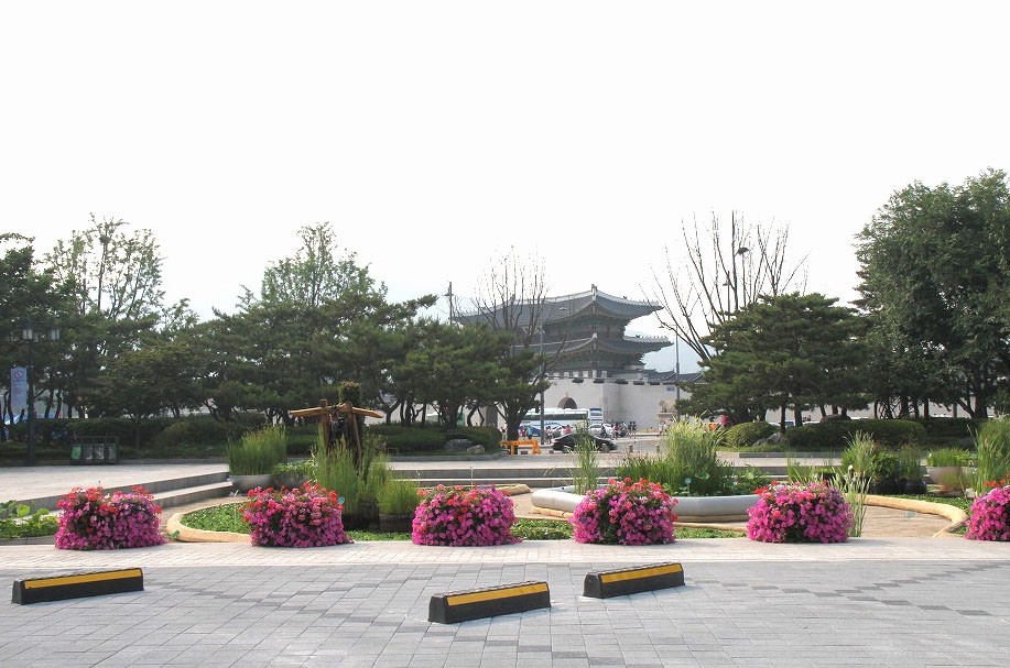 조선시대 최고 정치기관인 의정부가 있던 곳. 현재는 시민열린마당이 자리하고 있다.