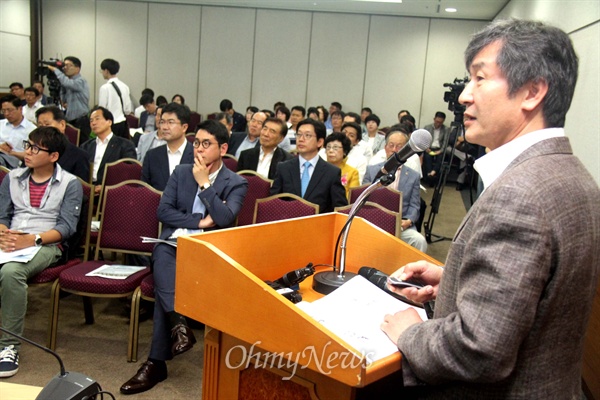  (사)경남지방자치센터와 새정치민주연합 경남도당은 29일 오후 창원컨벤션센터에서 "홍준표 도지사 1년, 안녕하셨습니까"라는 제목으로 '경남도정 1년 평가토론회'를 열었는데, 이은진 경남대 교수가 발제하고 있다.