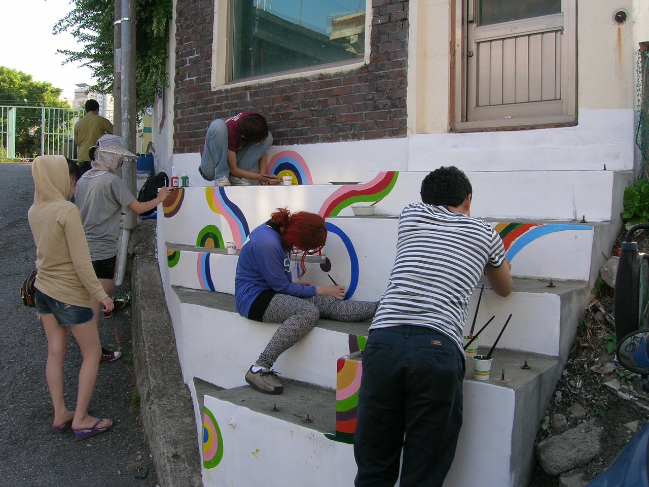 지역 미술작가들이 모여 수 년 전부터 653예술상회 앞 골목길을 벽화로 채우고 있다. 꾸준히 그림을 채워나갈 계획이다.