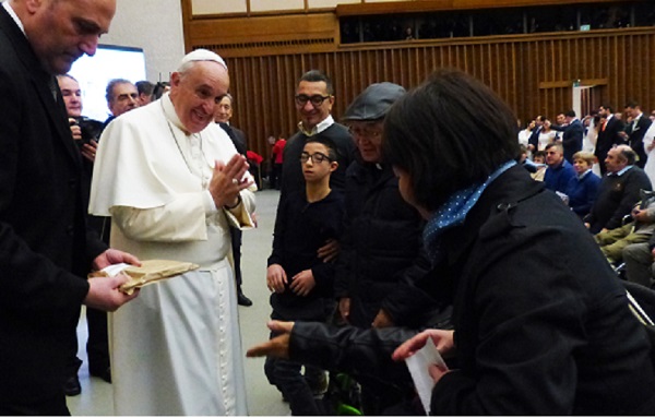 지난 1월 28일, 바티칸 교황청 바오로6세홀에서 프란치스코 교황을 만나고 있는 필자