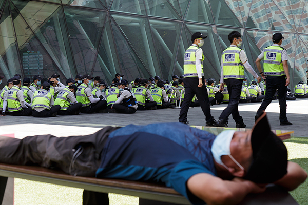 28일 오전 ‘퀴어문화축제’ 개막을 앞두고 시청 건물 앞에서 경찰과 시민이 휴식을 취하고 있다. 이날 약 5100명의 경찰이 동원됐다.