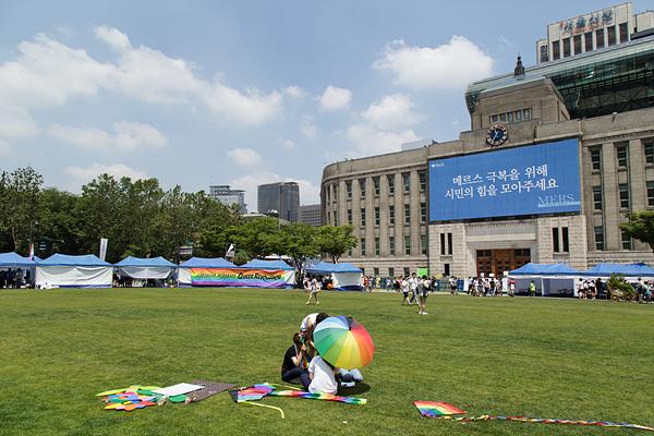 28일 오전 ‘퀴어문화축제’ 진행요원이 서울광장에서 행사를 준비하고 있다.