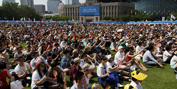 28일 오후 서울광장에서 열린 ‘퀴어문화축제’에서 참가자들이 무대행사를 관람하고 있다. 이날 경찰 추산 7천명의 시민이 행사에 참가했다.