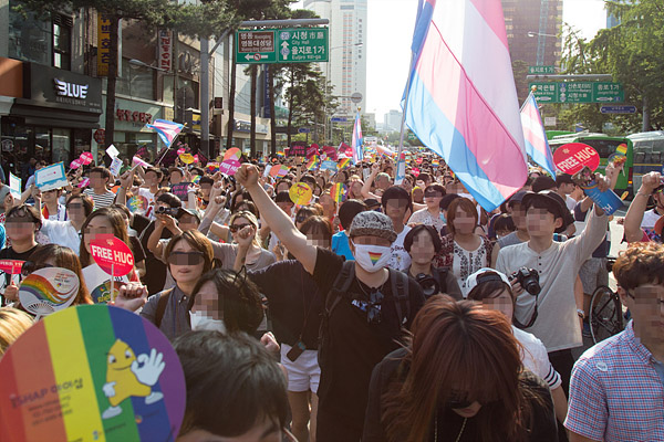 28일 오후 ‘퀴어문화축제’ 참가자들이 서울광장을 출발해 행진하고 있다.