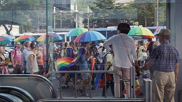 28일 오후 ‘퀴어문화축제’ 참가자들이 시민들이 지켜보는 가운데 서울광장을 출발하여 행진하고 있다.