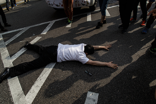 28일 오후 ‘퀴어문화축제’ 참가자들이 서울광장을 출발해 행진하는 가운데 기독교 신자가 바닥에 드러누워 퍼레이드 차량을 막고 있다.