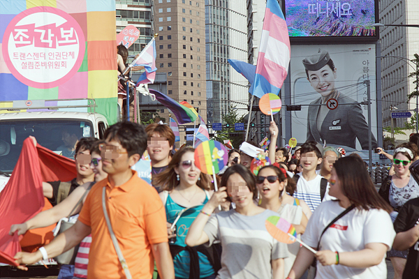 28일 오후 ‘퀴어문화축제’ 참가자들이 서울광장을 출발해 행진하고 있다.