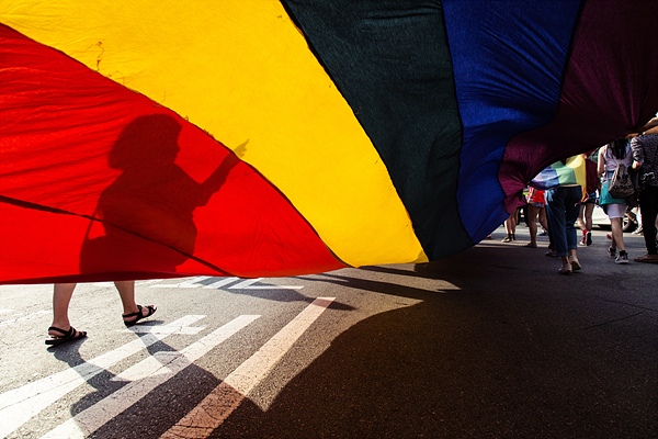 28일 오후 ‘퀴어문화축제’ 참가자들이 서울광장을 출발해 대형 깃발을 들고 행진하고 있다.