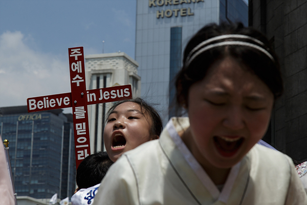 28일 오후 서울광장에서 열린 ‘퀴어문화축제’에 반대하는 기독교 신자들이 포효하고 있다.