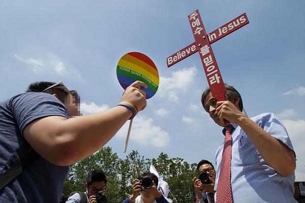 28일 오후 서울광장에서 열린 ‘퀴어문화축제’에 반대하는 기독교 신자에게 한 축제 참가자가 항의하고 있다.