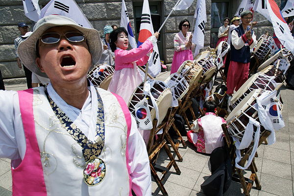 28일 오후 서울광장에서 열린 ‘퀴어문화축제’에 반대 하는 기독교 신자들이 태극기를 흔들며 포효하고 있다. 