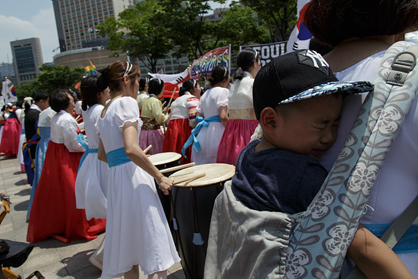 28일 오후 서울광장에서 열린 ‘퀴어문화축제’에 반대 하는 기독교 신자들이 북을 치고 있다.