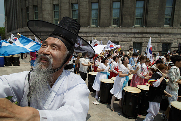 28일 오후 서울광장에서 열린 ‘퀴어문화축제’ 반대 집회에 참가한 최정해(69)씨가 한복을 차려입고 행사 도중 하늘을 바라보고 있다.