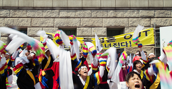 28일 오후 서울광장에서 열린 ‘퀴어문화축제’에 반대 하는 기독교 신자들이 춤을 추고 있다.