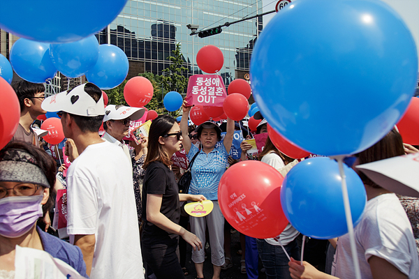 ‘퀴어문화축제’에 반대하는 기독교 신자가 28일 오후 서울 덕수궁 대한문 앞에서 피켓을 들고 서있다.