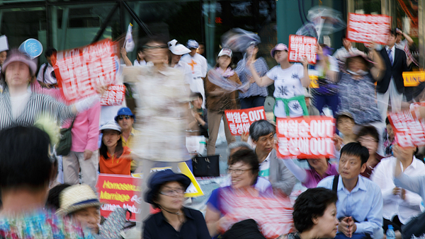28일 오후 서울광장에서 열린 ‘퀴어문화축제’에 반대하는 기독교 신자들이 구호를 외치고 있다.