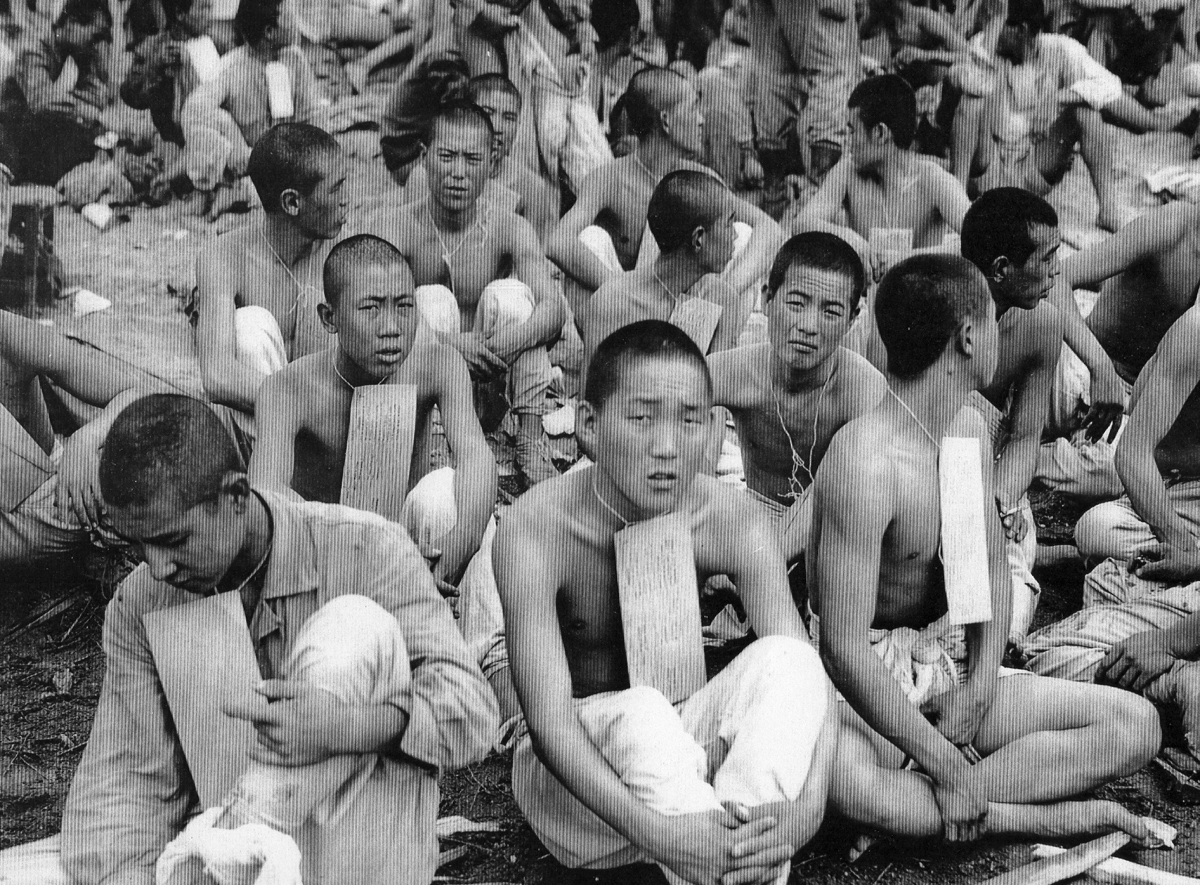 인적사항을 목걸이처럼 달고 있는 인민군 포로들(1950. 10. 2. 인천)
