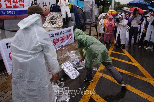 전국농민회 경북도연맹은 30일 오후 3시부터 밥쌀 수입 금지와 한중FTA비준 반대 등을 요구하며 경북도청 앞에서 투쟁선포식을 갖고 얼음을 깨는 퍼포먼스를 벌였다.