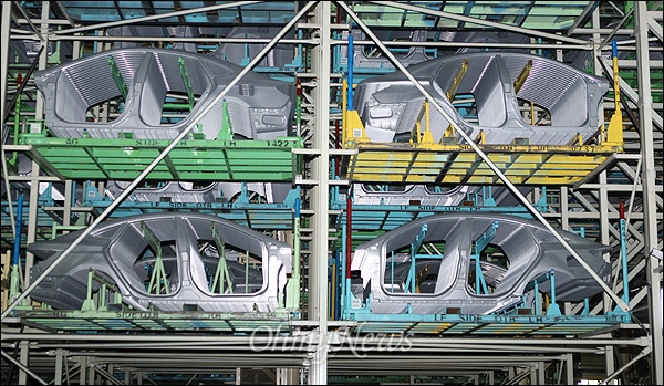 현대차 아산공장 프레스라인에 저장돼 있는 쏘나타 등 도어 철제.