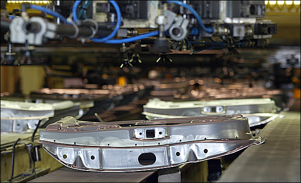 차체 공정에서는 가공된 철판을 활용하여 차량의 뼈대를 완성합니다. 대체로 이 과정들은 로봇이나 거대한 기계를 활용하여 작업한다.
