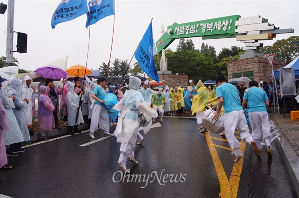 전농 경북도연맹은 30일 오후 비가 내리는 거운데 투쟁선포식을 갖고 밥쌀 수입중단과 한중FTA빈준반대 등을 촉구했다.